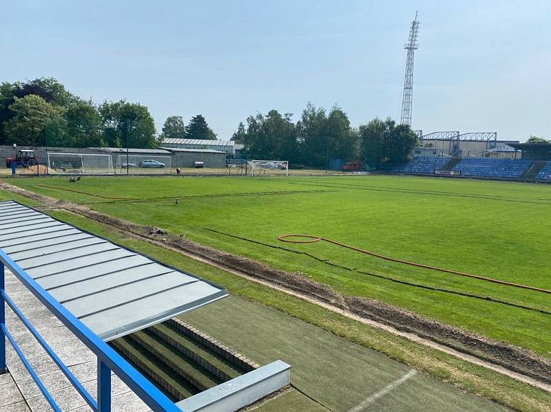 Nový zavlažovací systém na kladenském fotbalovém stadionu.