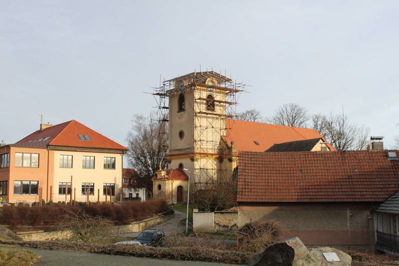 Věž kostela nyní zakrývá provizorní střecha.