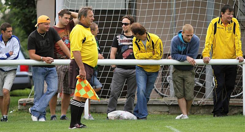 V Lidicích proběhl turnaj k 70. výročí lidické tragédie. // Lidice si finále nezahrají. Zápas sice skončil 2:2, tým z Nebušic ale proměnil o penaltu více.