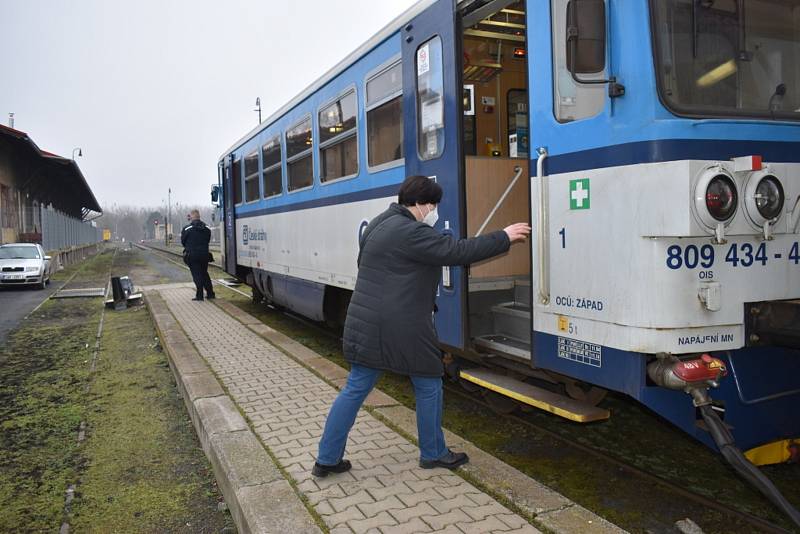 Policisté obestavěli hranice Kladenska, lidé nařízení vesměs dodržují.