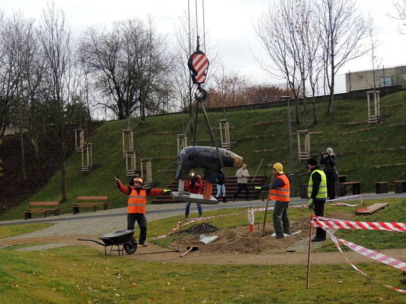 Útrerní instalace soch v Sítenském údolí v Kladně v parku zoo.