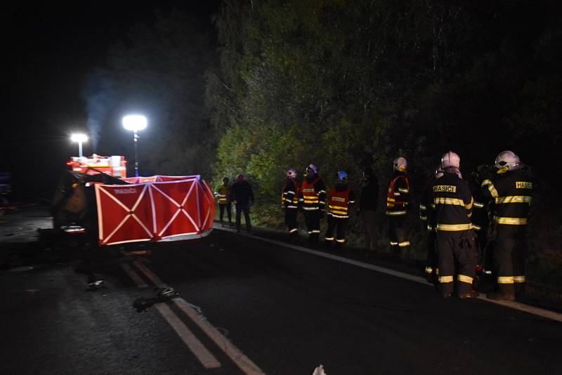 Na silnici I/16 u obce Sazená se 13. října 2021 srazil osobák s dodávkou, dva lidé uhořeli, čtyři jsou těžce zranění.