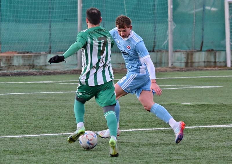 Slovan Bratislava B (ve světle modrém) porazil v přípravě Sokol Hostouň 2:1.