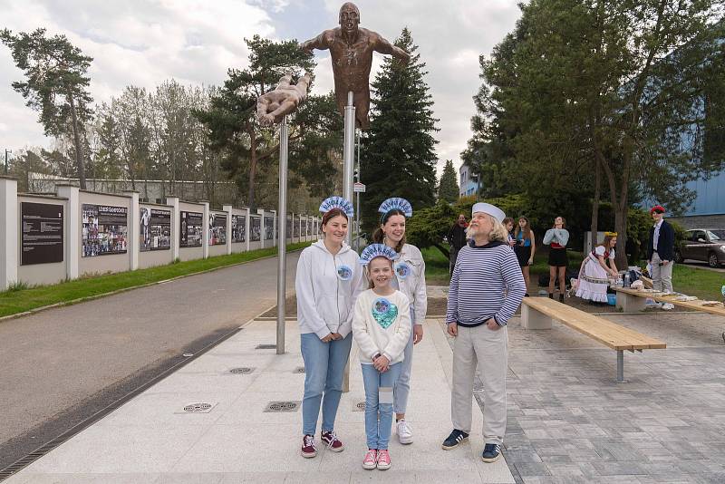 Slavnostní odhalení soch plavců před kladenskou plaveckou halou.