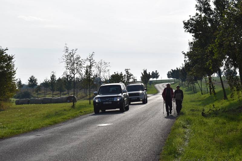 Turisté si vyšlápli za dřevěnými zvoničkami v okolí Slaného.