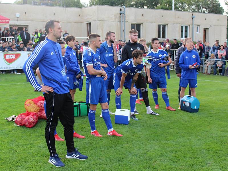 Třetiligový Slovan Velvary přivítal v rámci MOL Cupu mistrovskou Slavii Praha.