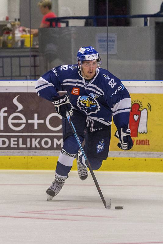 Kladno (v modrém) porazilo Benátky 3:2 v prodloužení.