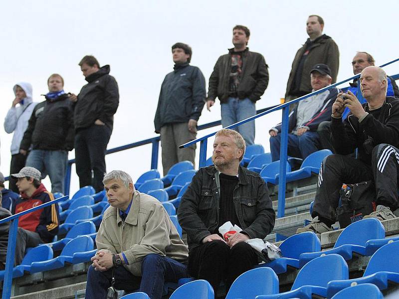 Na tribunách vládl smutek. / SK Kladno - FC Slovan Liberec  1:2 (0:0) , utkání 30.k. Gambrinus liga 2009/10, hráno 15.5 .2010