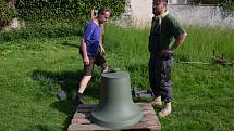 Do gotické zvonice v Libušíně se vrátil po třiceti letech zvon
