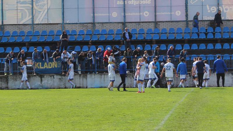 Kladno (v bílém) porazilo Kosmonosy 1:0 gólem Boráka v poslední minutě.