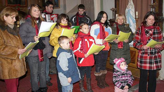 I když řady sboru řídnou, na adventní zpívání se těší celá obec.