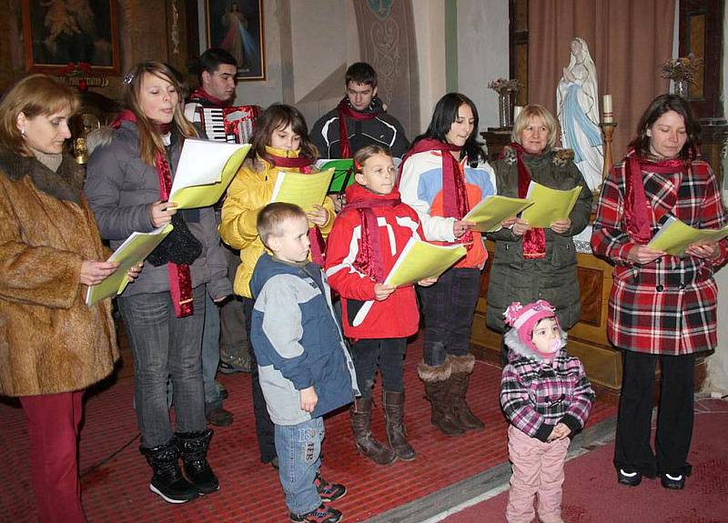I když řady sboru řídnou, na adventní zpívání se těší celá obec.