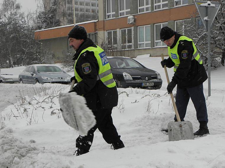 S úklidem sněhu v Kladně pomáhají i strážníci městské policie.