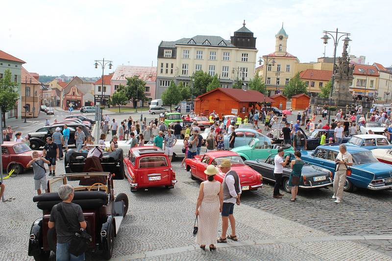 Ze zahájení 3. Kladenské veteran rallye na náměstí Starosty Pavla v Kladně.