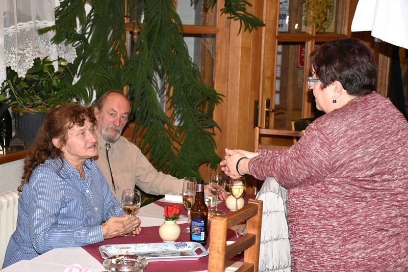 Ze slavnostního křtu Jmenináře ve Spolku Ateliér v kladenských Kročehlavech.