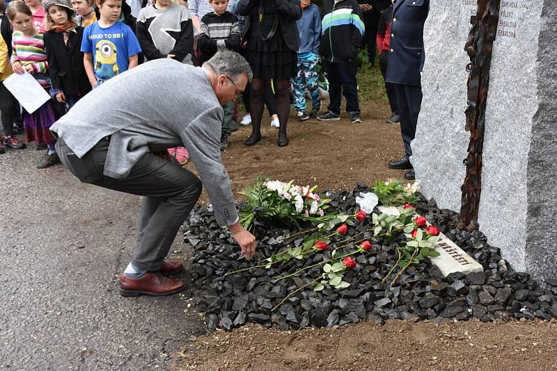 Odhalení pomníku obětem vlakového neštěstí v Zákolanech.