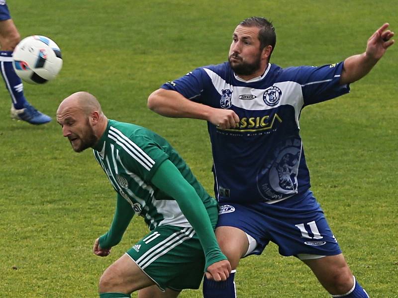 Souboje jedenáctek Jaromíra Šilhána a Tomáše Procházky byly časté, bylo jasné jaký úkol Procházka od trenéra Pejši dostal //  Sokol Hostouň - SK Kladno 1:3, Divize B, 8. 10. 2017