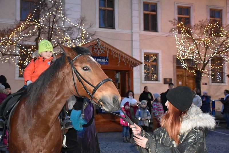 Tříkrálový průvod Kladnem vedený Josefem Františkem S. Králem a členy jezdecké stáje Tvrz Libušín 