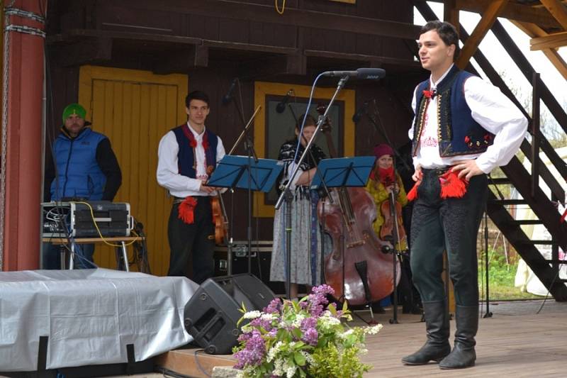 Nedělní program folklorního festivalu v místním amfiteátru.