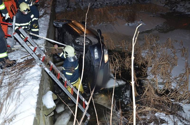 Dopravní nehoda v Unhošti skončil v požární nádrži