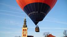 Svatba v balonu nad Slaným. Nevěsta se vdávala v riflích. Ve čtvrtek ráno netušila, že půjde k oltáři.