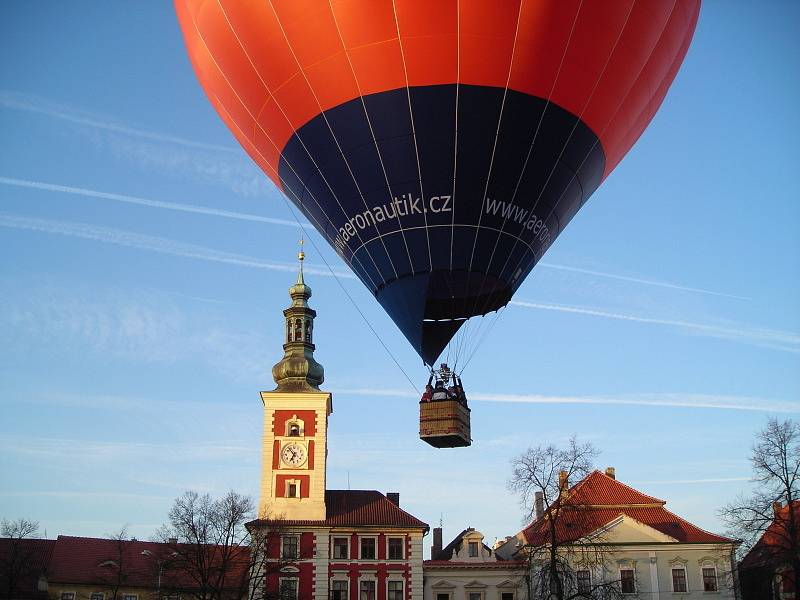 Svatba v balonu nad Slaným. Nevěsta se vdávala v riflích. Ve čtvrtek ráno netušila, že půjde k oltáři.