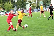 Slovan Kladno (ve žlutém) sice porazil Novo Kladno, ale až po penaltách.
