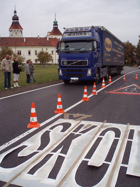 Smečenská silnice byla slavnostně otevřena. Za za dvacet milionů korun byla vybudována díky dotacím  z kraje. 