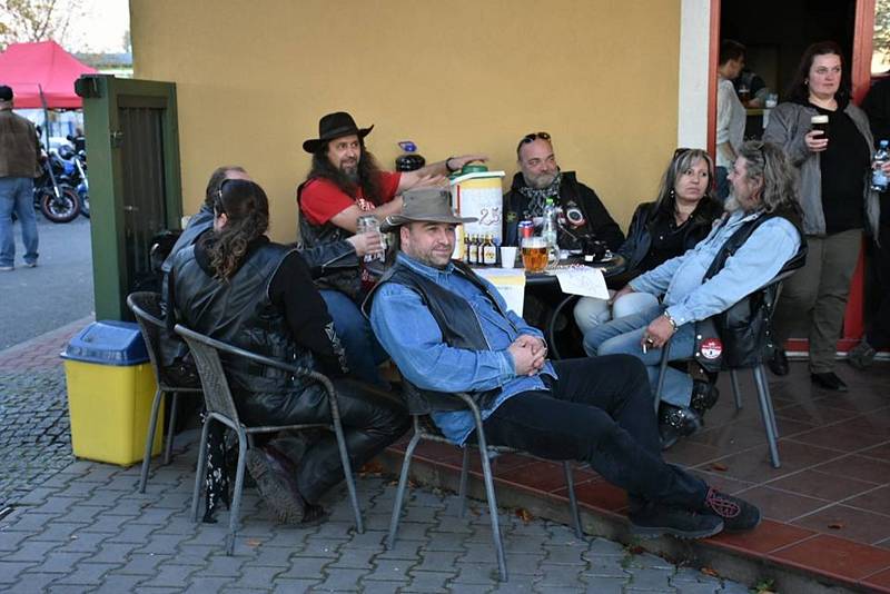 Motorkáři ukončili sezónu ve Stochově v Bikers baru Vodárna.