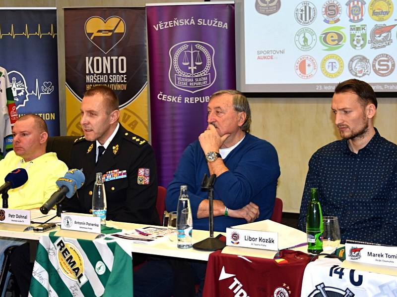 Čeští sportovci se spojili a rozhodli se pomoci rodinám dvou příslušníků Vězeňské služby ČR, kteří zahynuli při střelbě útočníka v ostravské nemocnici během prosince.