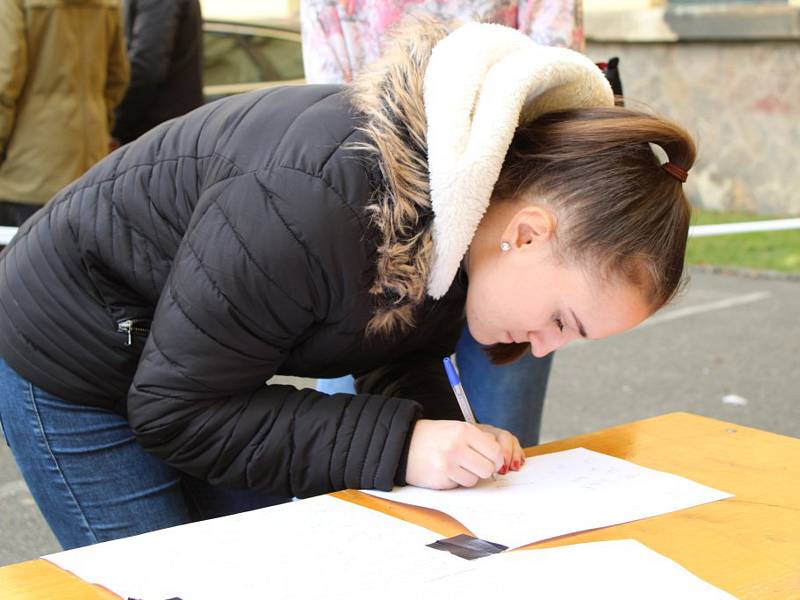 Ve dvoře Gymnázia Kladno stávkovaly stovky studentů.