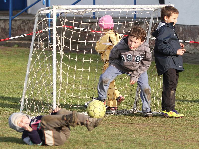Děti zkoušejí svůj fotbalový um po vzoru velkých //  SK Doksy - Sokol Braškov 4:3 (2:2), utkání I.B, tř. 2011/12, hráno 21.4.2012