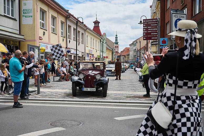 Veteránský závod Slánský okruh 2022 byl plný legend a věnovaný značce Praga.