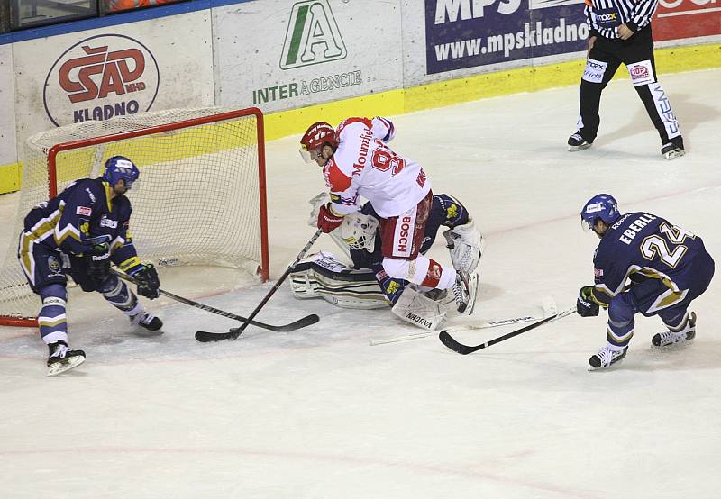 Rytíři Kladno - HC Mountfield, 20. kolo ELH 2012-13, 14.11.12. Exkladenský Tomáš Knotek skóruje.