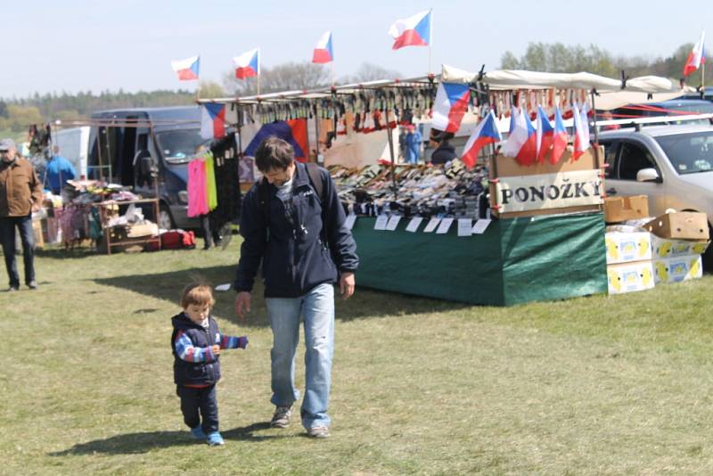 Motoburza a burza starožitností na letišti ve Velké Dobré