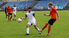 Fotbalisté SK Kladno (v bílém) zdolali doma v divizi Louny 1:0.