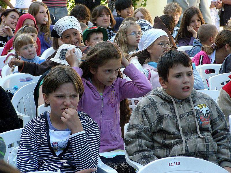 Kladenské děti se se školním rokem rozloučily akcí Hurá na prázdniny.