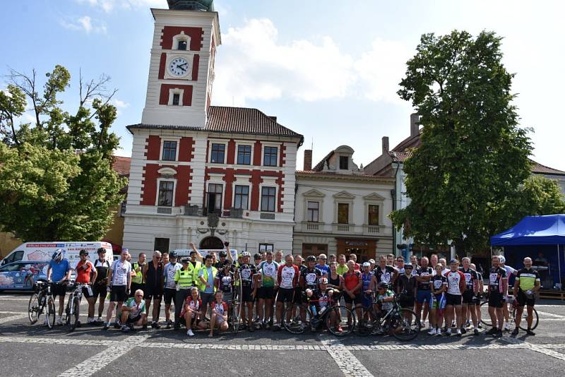 Již podeváté projíždí peloton cyklistické akce Na kole dětem, která pomůže onkologicky nemocných dětí, naší republikou.