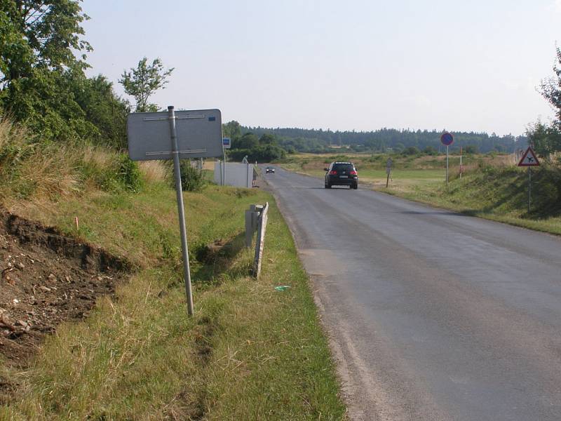 Silnice vedoucí z Kladna do Velké Dobré, která bude od příštího pondělí částečně a pak již zcela uzavřena. 