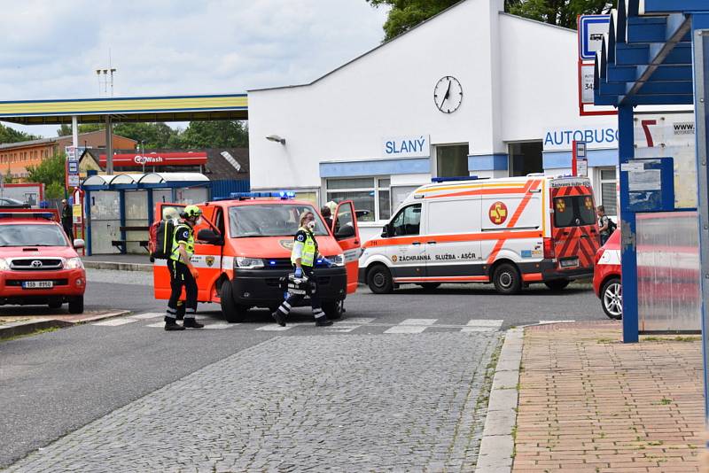 Autobus ve Slaném smetl zastávku, jeden chlapec zemřel.