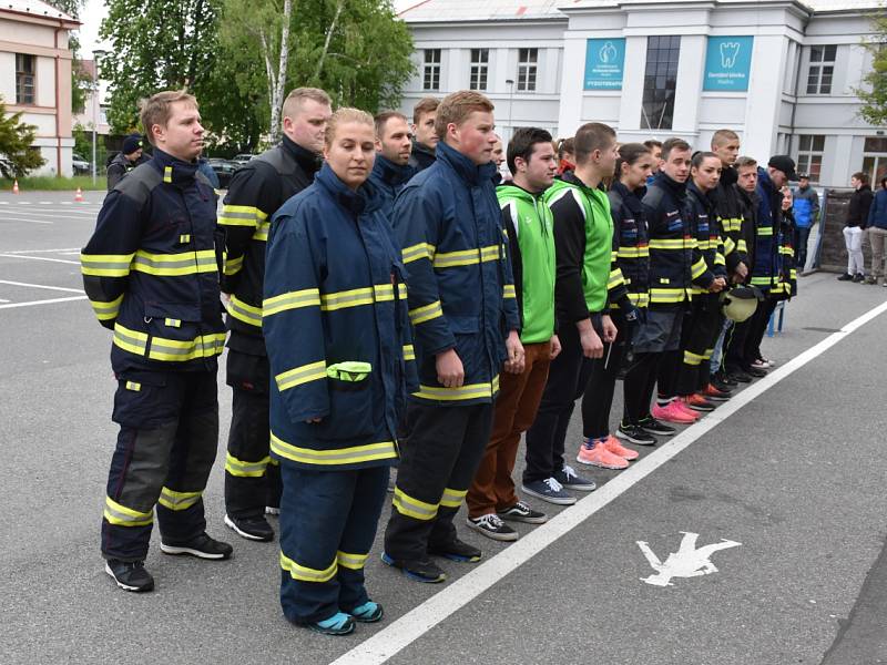 Studenti závody uctili památku Jana Lewinského.