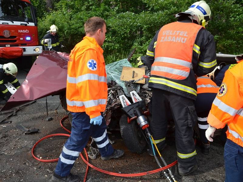 Nehoda mezi Novou Studnicí a Kačicí kde se střetly hasičský vůz a osobní auto.