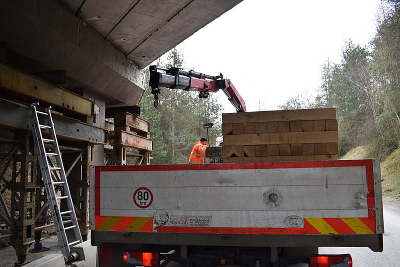 Zpevňování tělesa mostu v Netovicích pod silnicí I/7.