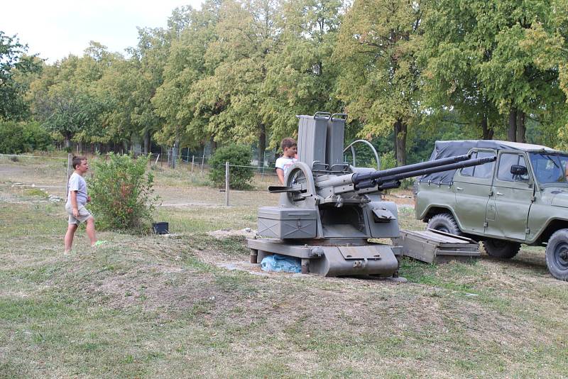 Na pouti byly kolotoče, výstavy i vojenská technika.