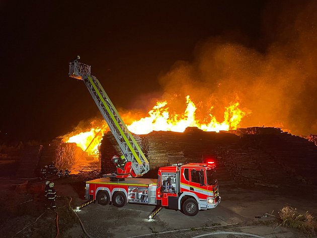 Přes sto hasičů bojovalo s požárem dřeva v Dubí. Někteří budou na místě do rána