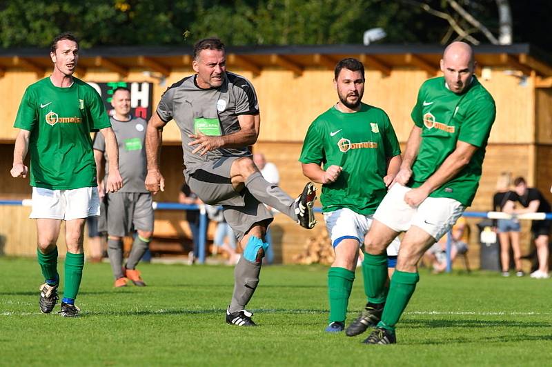 Velká Dobrá (v šedém) hostující Běleč v duelu III. třídy A nešetřila, trestala její chyby a vyhrála 6:2!