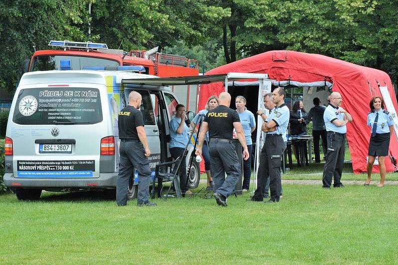 Přes bariéry s policií.