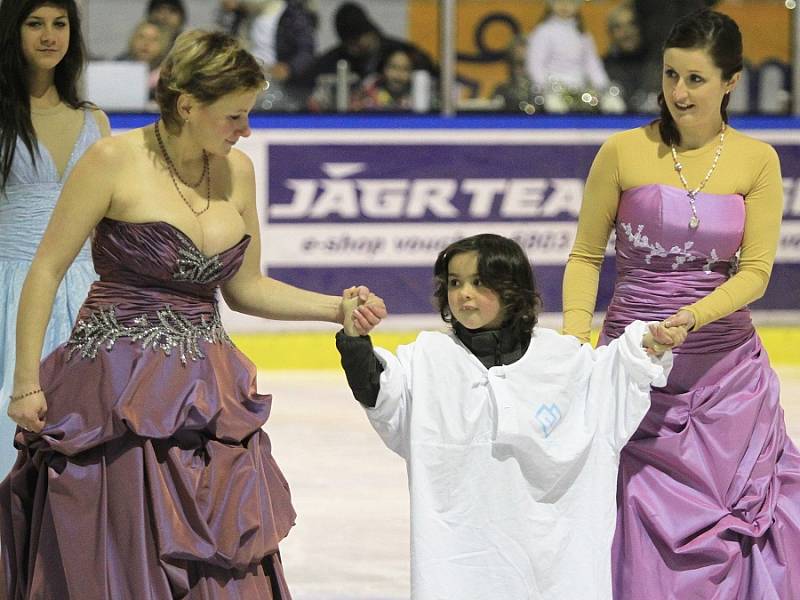 V peřině. Lední revue na podpořila Nadaci na transplantace kostní dřeně. Kladno, 15. 12. 2012