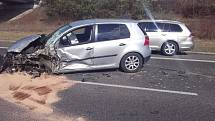 Vážná dopravní nehoda Volkswagenu a sanitky se stala ve čtvrtek půl hodiny před polednem na silnici I/7 ze Slaného do Loun na úrovni obce Hořešovičky.