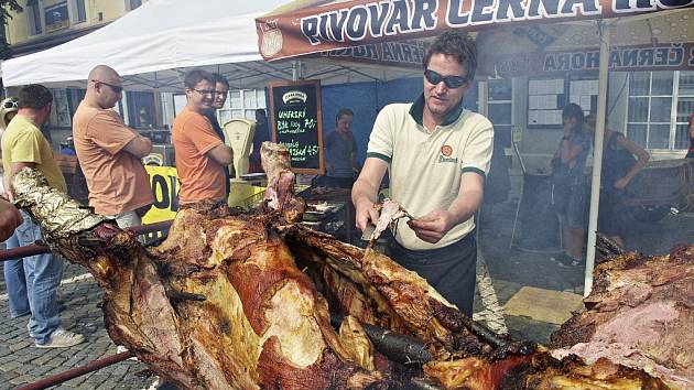 ROŽNĚNÍ UHERSKÉHO BÝKA na slánském Masarykově náměstí. O jeho přípravu se tradičně stará kuchařský mistr Jaroslav Štěpánek.